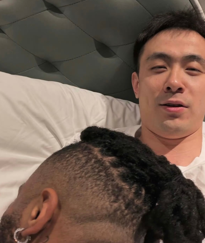 爱游戏体育小组-辽宁新CP组合？莫兰德趴在赵继伟身上撒娇，机场落地还聊了一路|杨鸣|辽宁男篮|季后赛|沈阳|球迷_新浪体育_新浪新闻